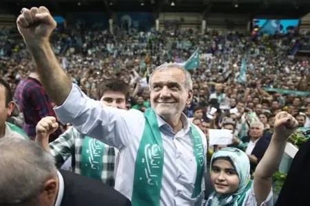 Pezeşkian DÇ-2026-ya yollanacaq futbol üzrə İran yığmasının düşərgəsində oldu