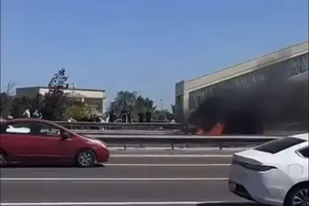 Aeroport yolunda yük maşını yandı