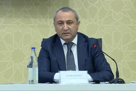 "Taksilərin avtobus zolaqlarından istifadəsi gündəmdə deyil" – Anar Rzayev