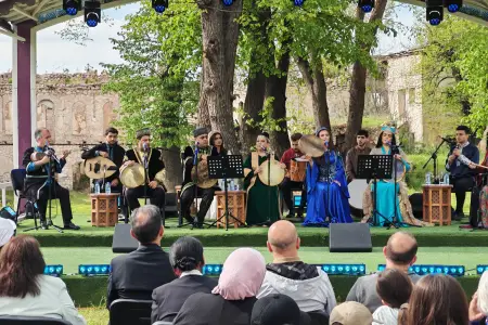 “Xarıbülbül” festivalı konsert proqramı ilə başa çatdı – FOTOLAR