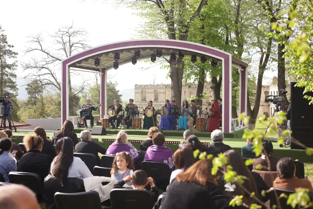“Xarıbülbül” festivalı konsert proqramı ilə başa çatdı – FOTOLAR