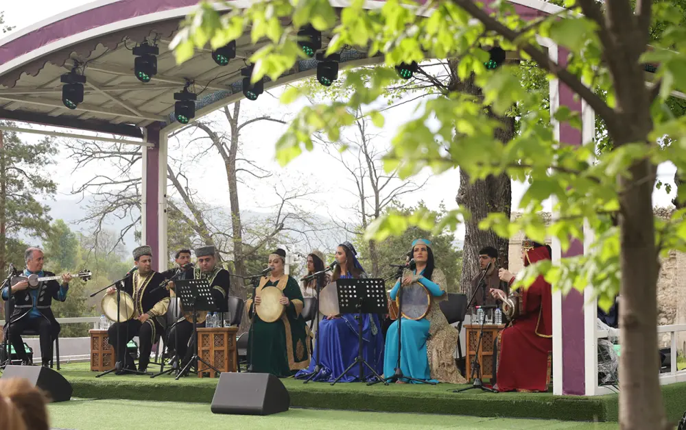 “Xarıbülbül” festivalı konsert proqramı ilə başa çatdı – FOTOLAR