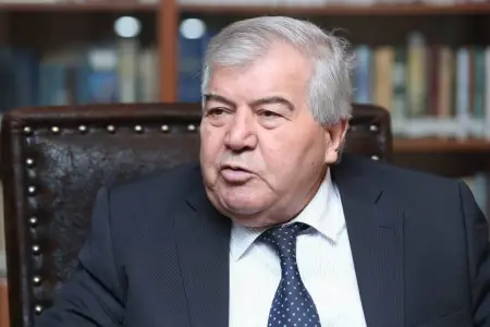 Prezident Sabir Rüstəmxanlını təltif etdi