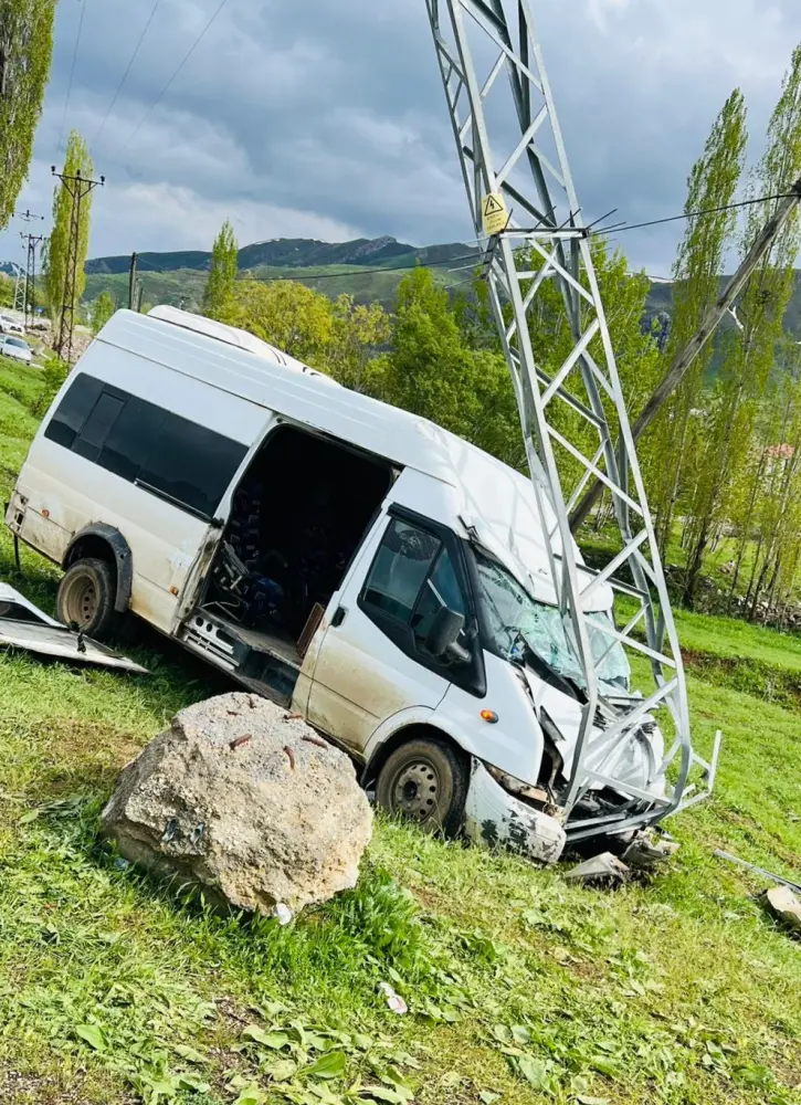 Türkiyədə mikroavtobus qəzaya uğradı, 11 nəfər yaralandı – FOTOLAR