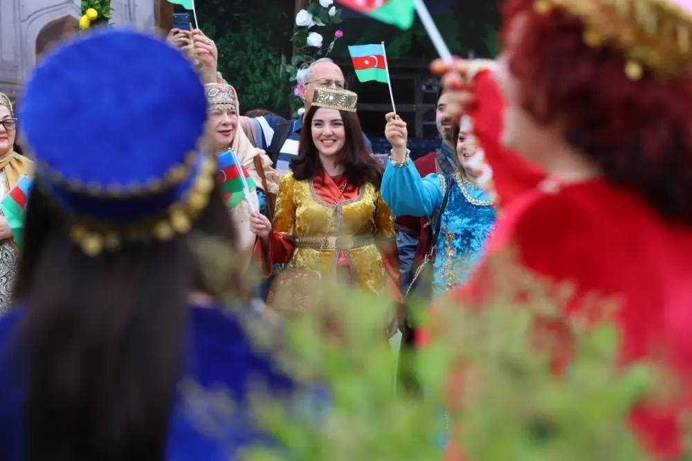 Bakının mərkəzində milli geyimlərdə gəzinti-yürüş təşkil olundu - FOTO