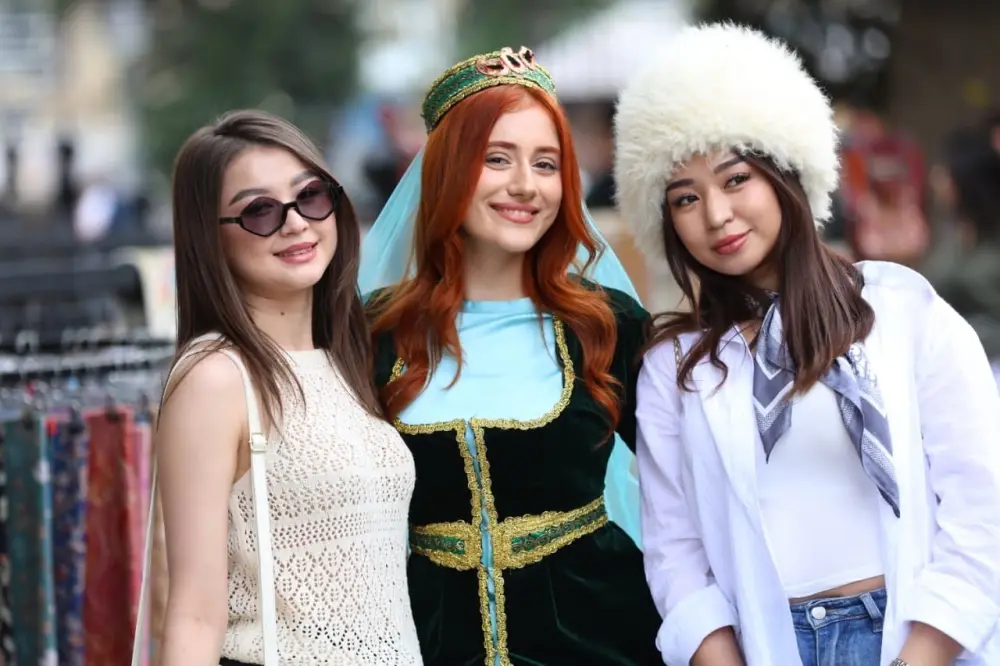 Bakının mərkəzində milli geyimlərdə gəzinti-yürüş təşkil olundu - FOTO