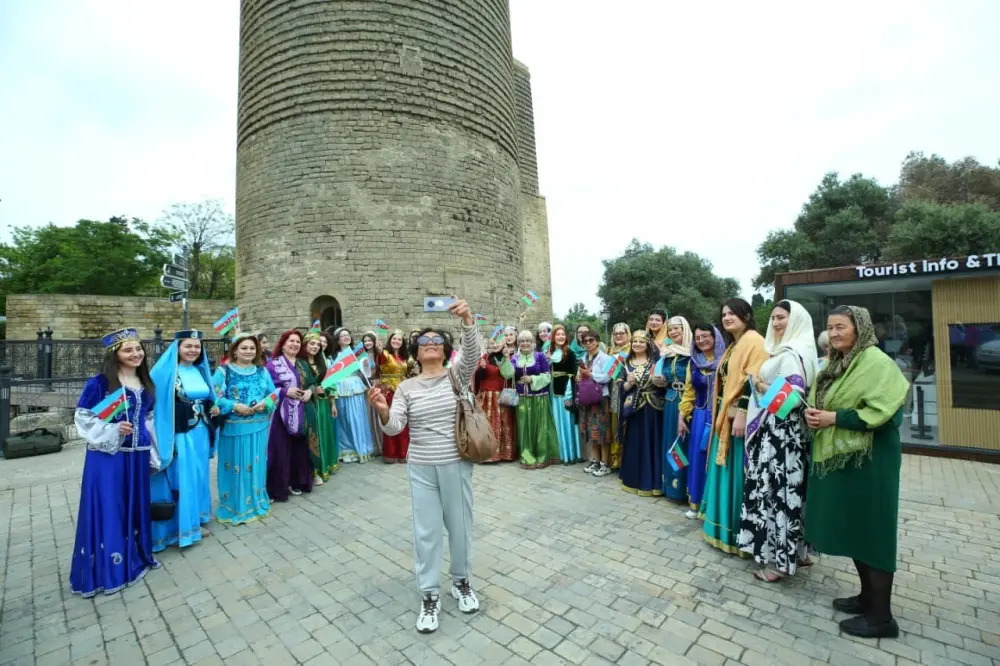 Bakının mərkəzində milli geyimlərdə gəzinti-yürüş təşkil olundu - FOTO