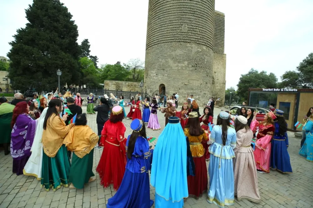 Bakının mərkəzində milli geyimlərdə gəzinti-yürüş təşkil olundu - FOTO