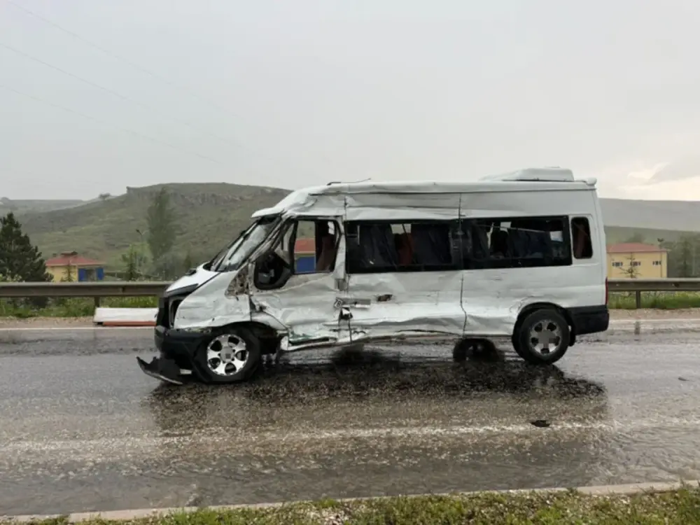 Mikroavtobus yük maşını ilə toqquşdu, 11 nəfər yaralandı – Bu ölkədə