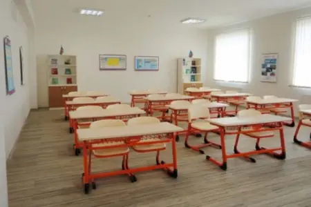 Dərsdə fişəng yandırdı, sinif yoldaşlarını yaraladı - Rusiyada 
