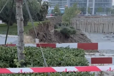 Bakı Ağ Şəhərdə torpaq sürüşməsi
