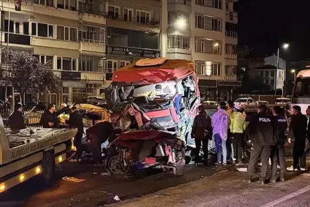 Türkiyədə ağır qəza: 5 ölü, 6 yaralı - VİDEO