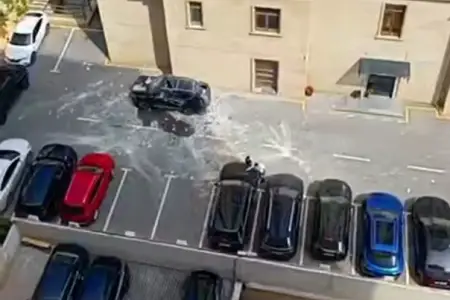 Bakıda binanın fasadı uçdu - Avtomobillərə ciddi ziyan dəydi - Video