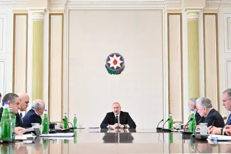 İlham Əliyev müşavirə keçirdi - Foto