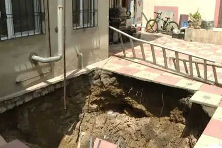 Bakıda evin mətbəxi kollektora düşdü - Video