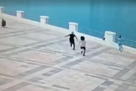 Bulvarda qıza qarşı iyrənc cinayətin görüntüləri yayıldı - Video