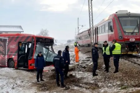 Belçikada faciə - Qatar məktəblilərin olduğu avtobusla toqquşdu