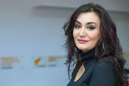 Zülfiyyə Qurbanova tribunaya qalxdı, dava başladı - VİDEO