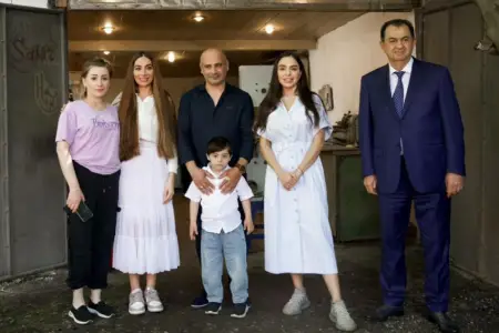 Leyla Əliyeva və Arzu Əliyeva Lənkəranda yerli sənətkarın yaradıcılığı ilə tanış oldular