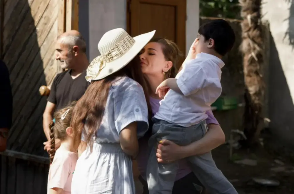 Leyla Əliyeva və Arzu Əliyeva Lənkəranda yerli sənətkarın yaradıcılığı ilə tanış oldular