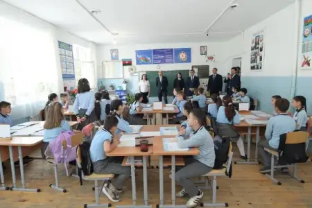 Nazirə müəllimi haqqında danışan şagird ağladı - VİDEO