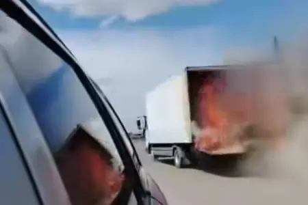 Yanan maşını avtoyuma məntəqəsinə çatdırdı - Video