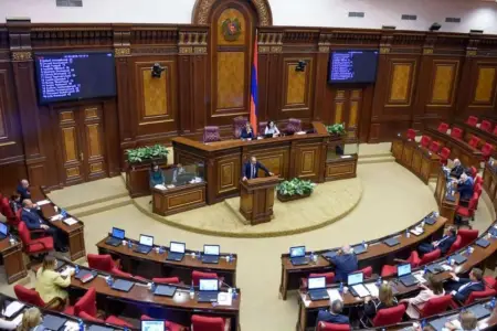 Ermənistan parlamentində nə baş verir? - İclasa 3 deputat qatıldı