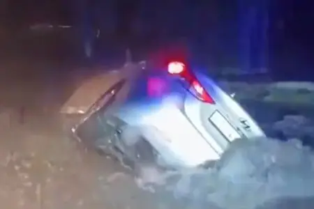 Qaxda avtomobil çuxura düşərək aşdı - Video