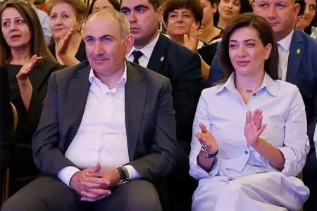 Paşinyanın ailəsi seçki marafonunun finalında səhnəyə çıxır