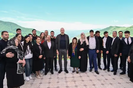 Prezident Böyük Qaladərəsində sakinlərlə görüşdü - Fotolar