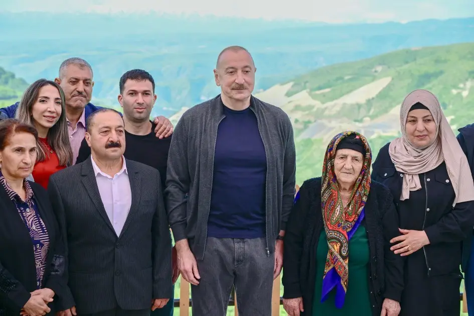Prezident Böyük Qaladərəsində sakinlərlə görüşdü - Fotolar