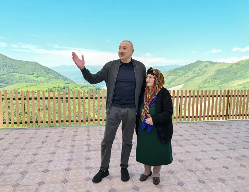 Prezident Böyük Qaladərəsində sakinlərlə görüşdü - Fotolar