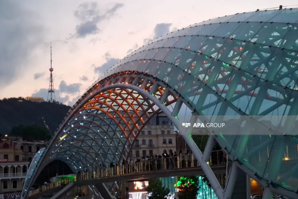 Tbilisi teleqülləsi və “Sülh körpüsü” Azərbaycan bayrağının rənglərində işıqlandırıldı – FOTO