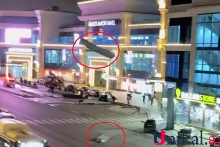 Bakıda “mall”un dam örtüyü uçdu - Video