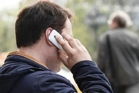 Bu ölkə məktəblilərə telefonu qadağan edir