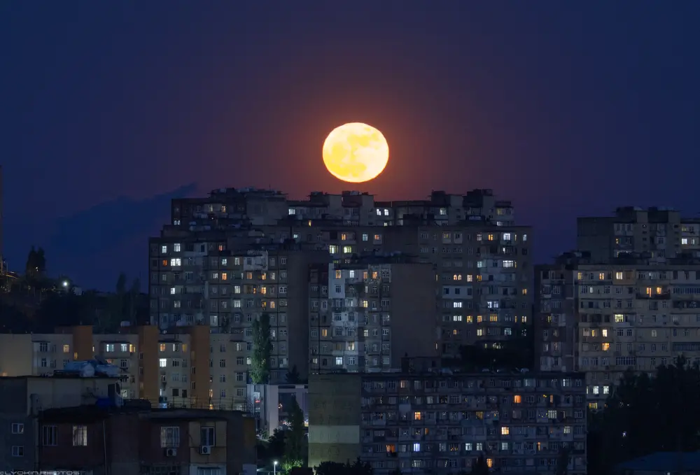 Bakı səmasında nadir görüntü - Fotolar