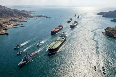 Fars körfəzində atəşə tutulan yük gəmisində partlayış oldu