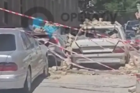 Bakıda binanın fasadı avtomobbilərin üzərinə uçdu - Video