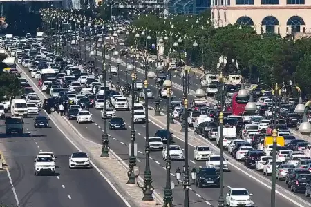 Heydər Əliyev prospektində qəza: nəqliyyatın hərəkəti çətinləşdi