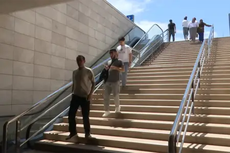 Bu yoldakı keçidin eskalatorları işləmir - Video