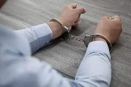 14 yaşlı qıza qarşı əxlaqsız hərəkət edən polisə ömürlük həbs cəzası - Bu ölkədə