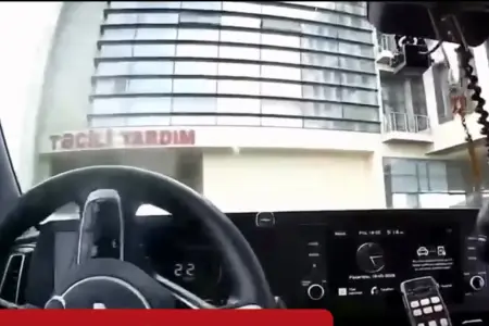 Halı pisləşən sürücünü YPX əməkdaşları xəstəxanaya çatdırdı - Video