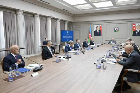 Baş nazir iclas keçirdi - Fotolar