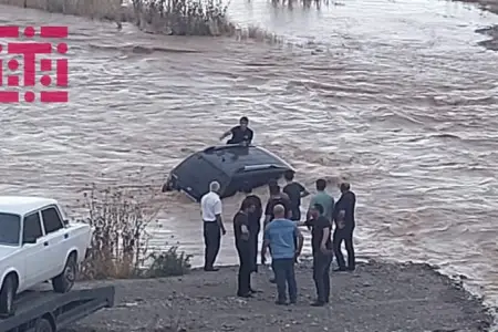 Xaçınçaya gələn seldə maşın batdı – FOTOLAR