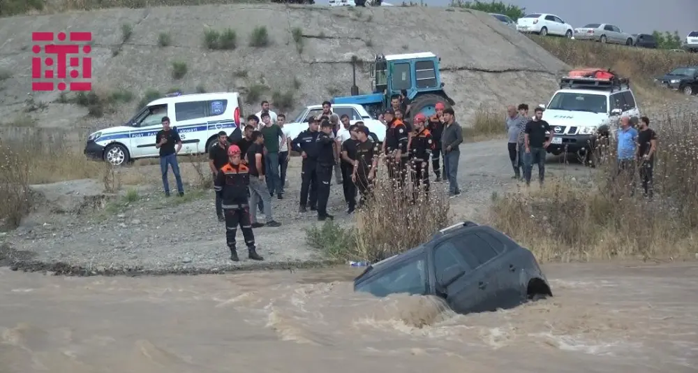 Xaçınçaya gələn seldə maşın batdı – FOTOLAR