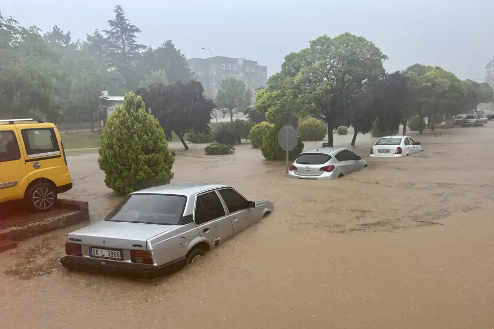 Türkiyədə aramsız yağış daşqına səbəb oldu – FOTOLAR