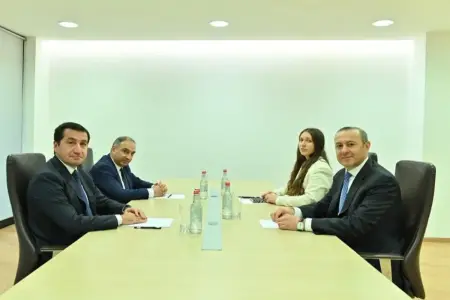 Hikmət Hacıyev Ermənistana səfər etdi