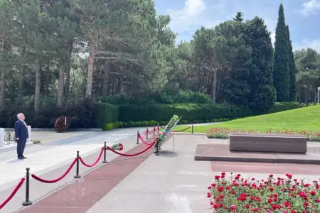 Əli Əsədov Ulu Öndərin məzarını ziyarət etdi