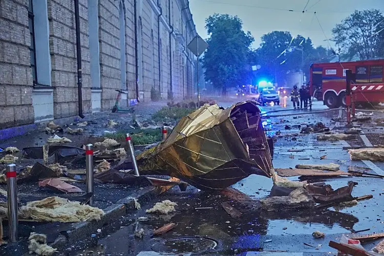 Rusiya Kiyevdə tarixi kafedralı vurdu - Ölənlər var - Fotolar