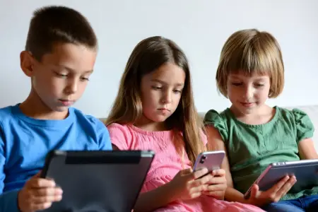 Daha bir ölkədə uşaqların sosial mediadan istifadəsi qadağan edilir